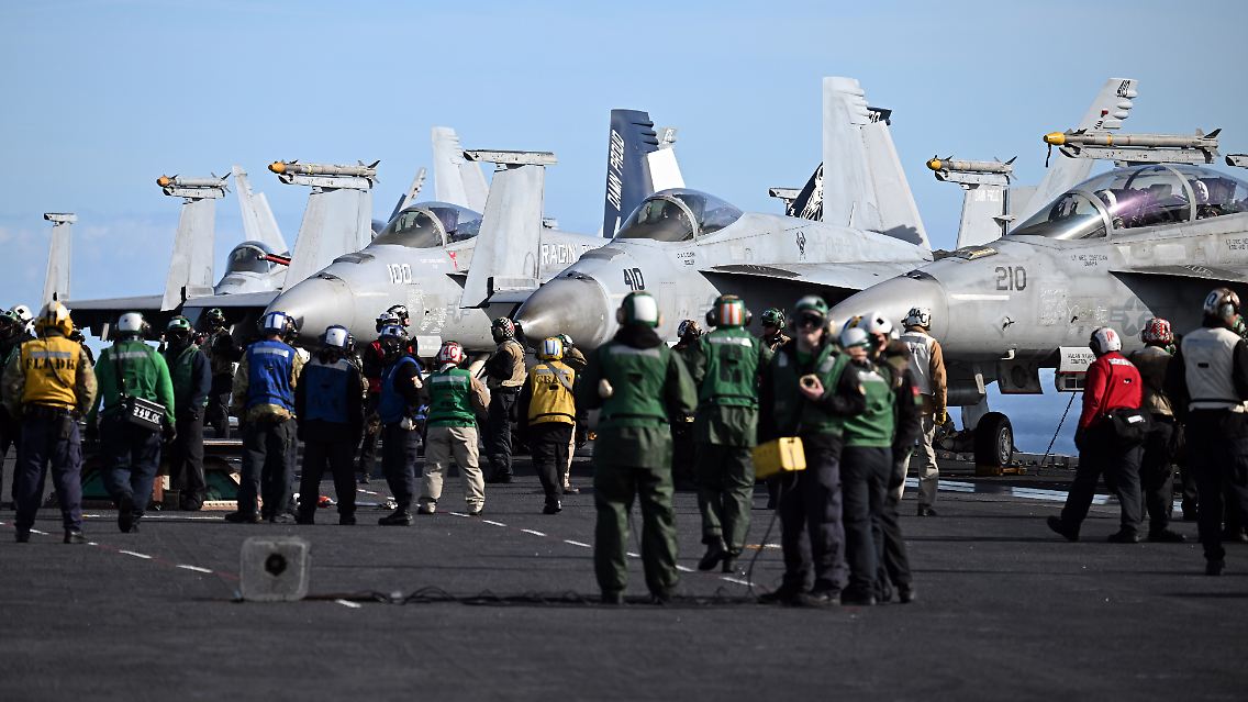 Kampfjets bei der Klarmachung an Deck der "Gerald Ford".