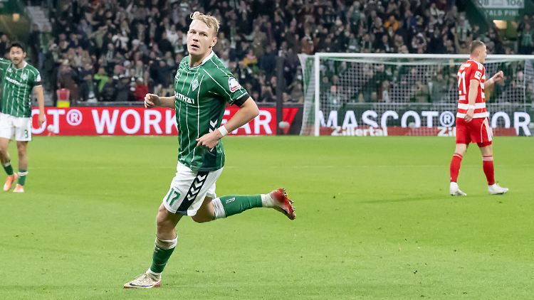 Torschütze Marco Grüll trifft für Werder Bremen zum 1:0.