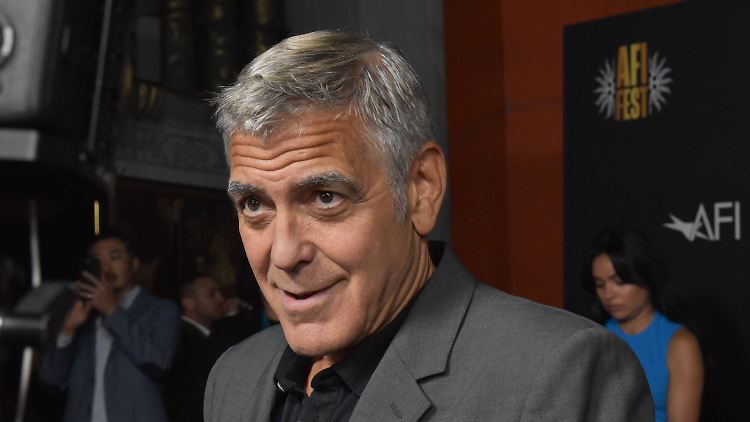 Wie er wohl mit acht Jahren aussah? Ein Blick in sein privates Fotoalbum gönnt George Clooney den Fans dann doch nicht.