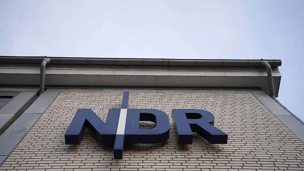 Das-NDR-Logo-ist-am-Landesfunkhaus-Schleswig-Holstein-zu-sehen
