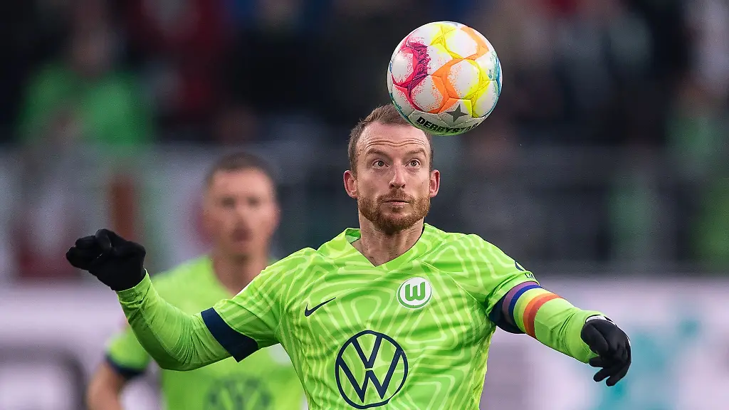 Wolfsburgs-Maximilian-Arnold-spielt-den-Ball