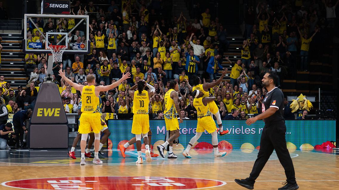 Nach dem 50. Punkt lassen die Mitspieler Chris Clemons hochleben.