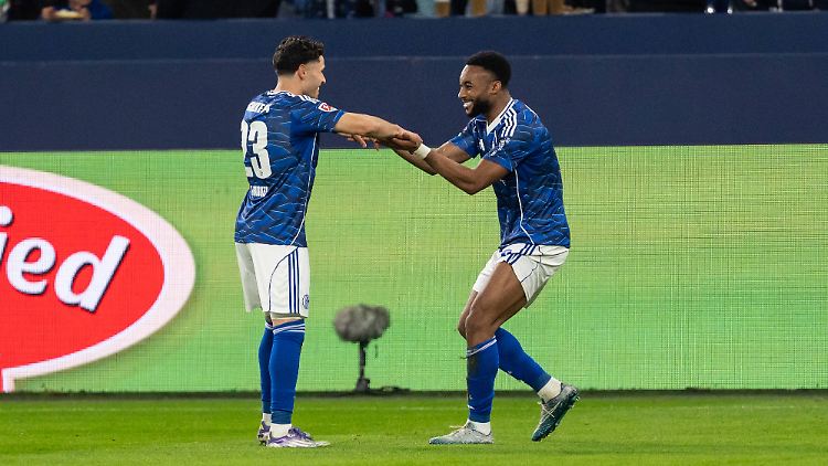 El-Faouzi und Sylla tanzen vor Freude.