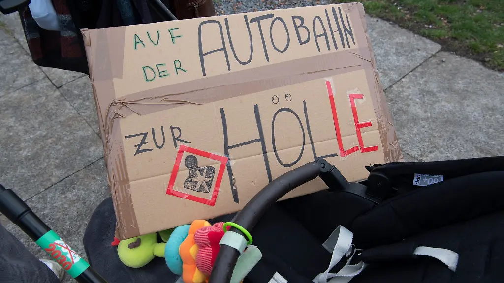 Auf-einem-Schild-steht-geschrieben-Auf-der-Autobahn-zur-Hoelle