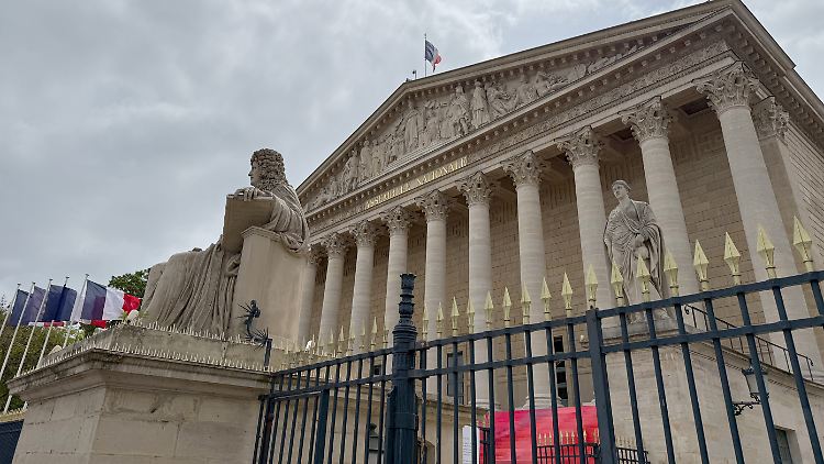 Die Nationalversammlung in Paris ist seit 2024 in verfeindete Blöcke gespalten.
