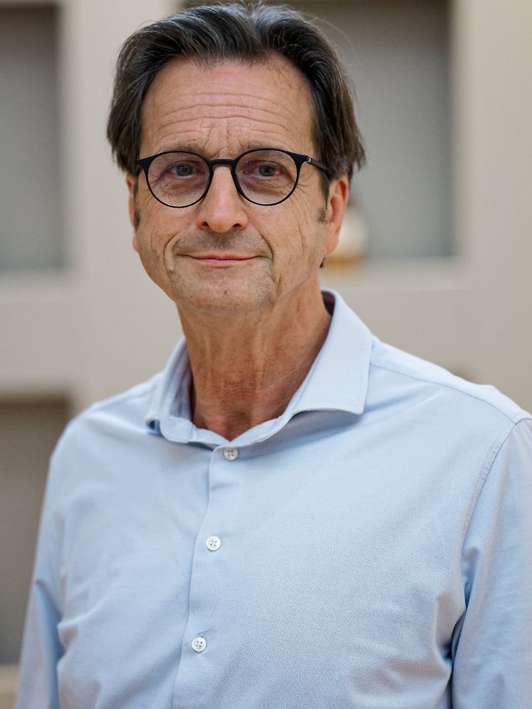 Stephan Grünewald ist Psychologe, Marktforscher und Buchautor. Mit seiner Agentur "Rheingold" erstellt er jedes Jahr Studien und führt etliche Interviews. Gerade ist von ihm das Buch "Wir Krisenakrobaten" erschienen.