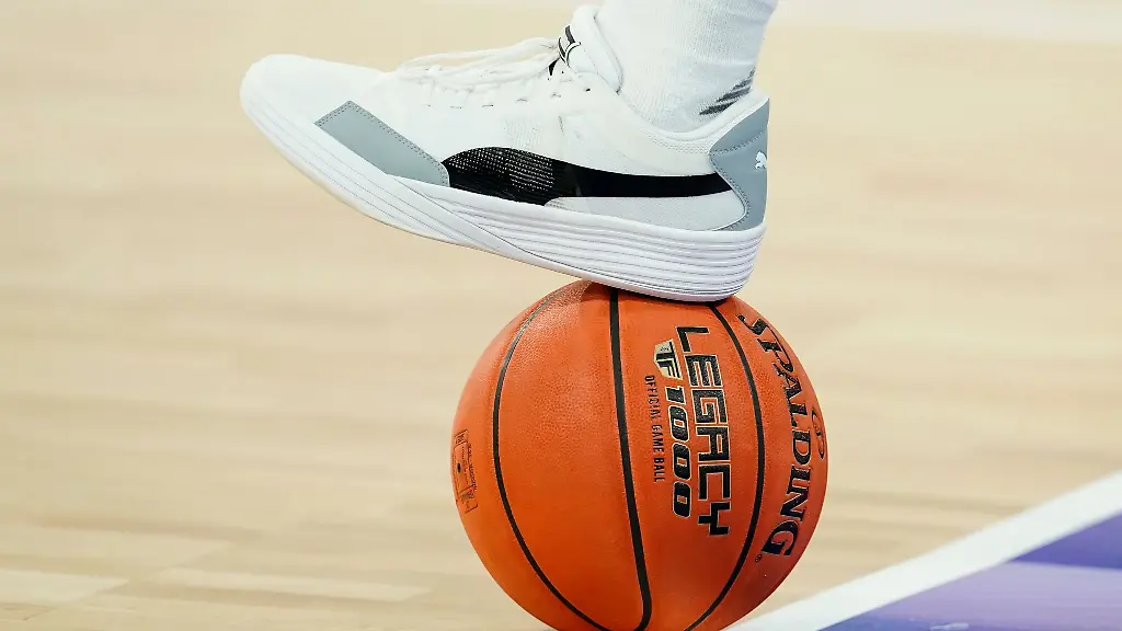 Ein-Spieler-berueht-den-Spielball-mit-dem-Fuss