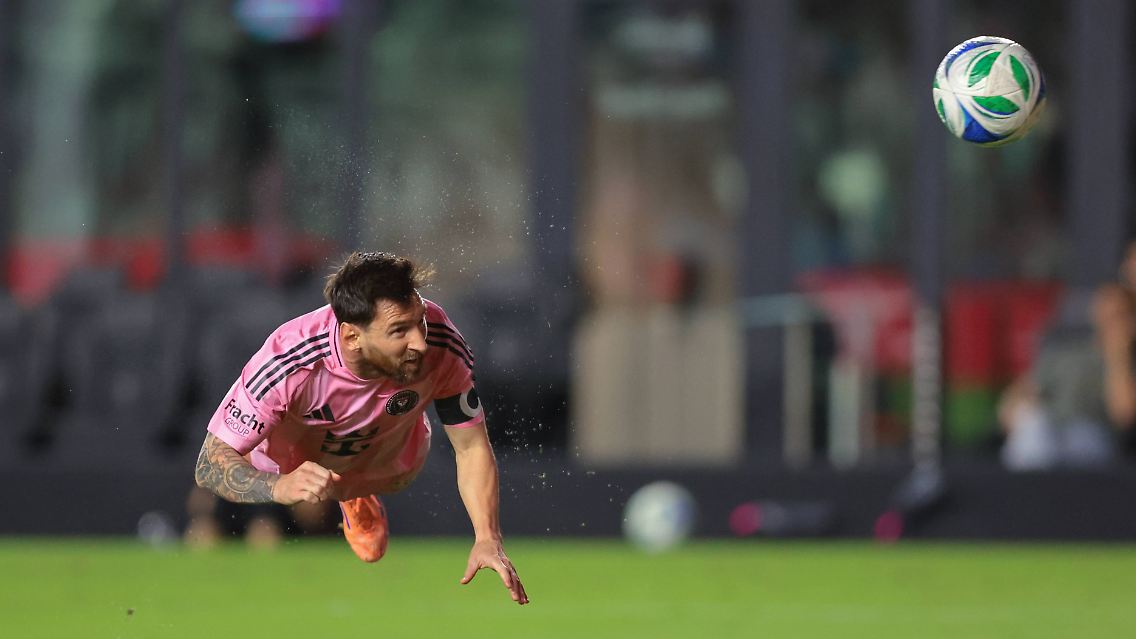 Kaum einer fliegt so schön wie Lionel Messi.