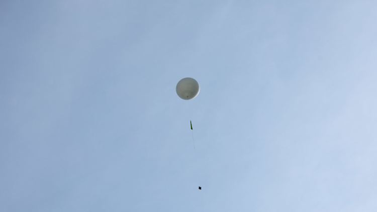 Wetterballons werden üblicherweise genutzt, um meteorologische Daten in der Erdatmosphäre zu sammeln.