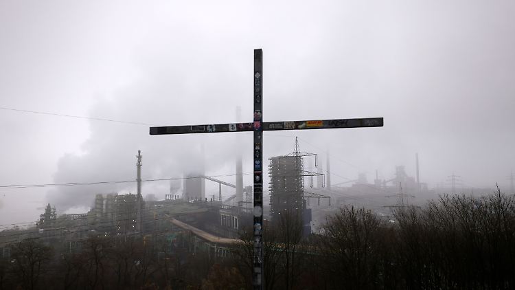 Der Blick vom Alsumer Berg mit Gipfelkreuz auf das Stahlwerk Schwelgern von Thyssenkrupp: Ein Zukunftspapier des Konzerns sieht den Abbau von 11.000 Arbeitsplätzen vor
