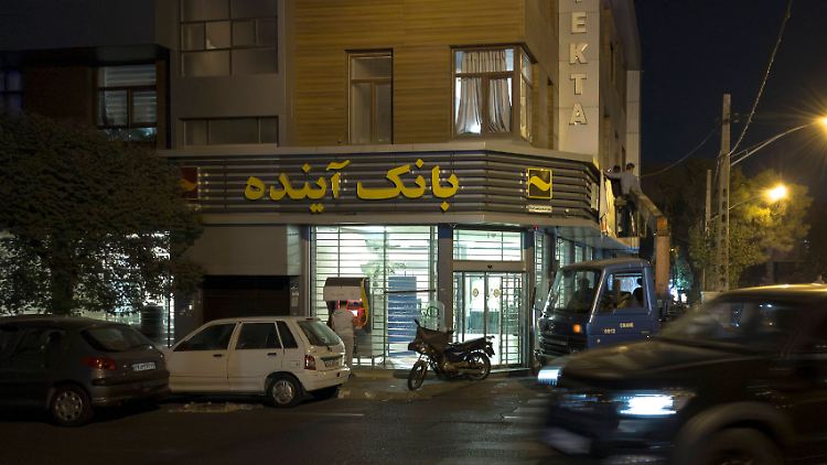 In Teheran sollen Arbeiter die Namen der Ayandeh-Bank an einigen Filialen bereits abgedeckt haben.