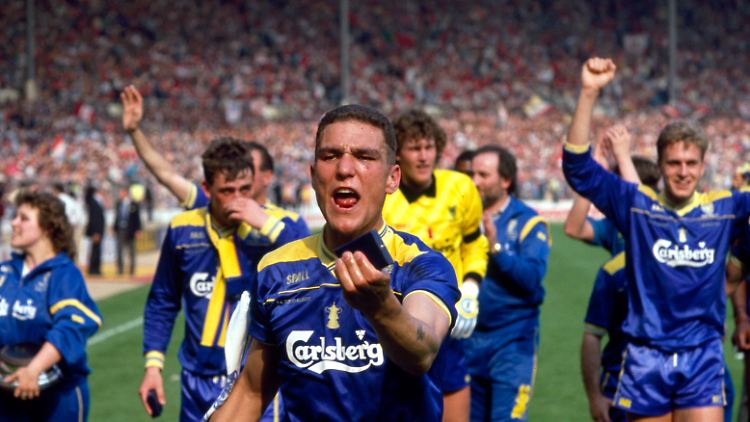 Vinnie Jones und seine Medaille nach dem sensationellen Sieg gegen Liverpool im FA-Cup-Finale 1988.