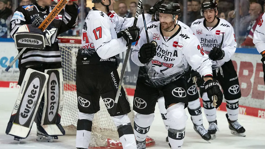 Koelns-Zach-Sill-2-v-r-jubelt-nach-einem-Treffer-mit-Jan-Luca-Sennhenn