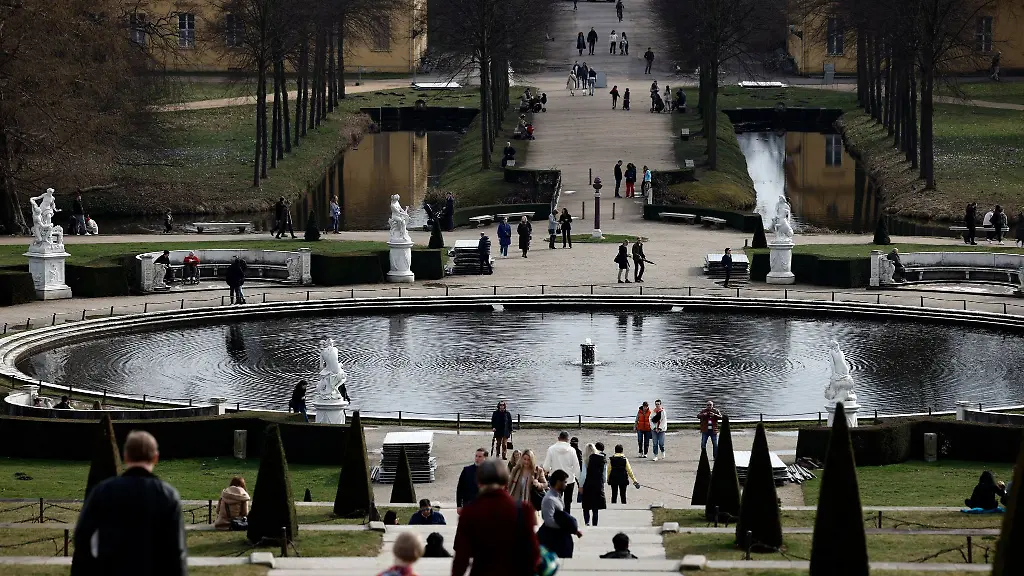 Passanten-gehen-bei-sonnigem-Wetter-auf-den-Terrassen-von-Schloss-Sanssouci-spazieren