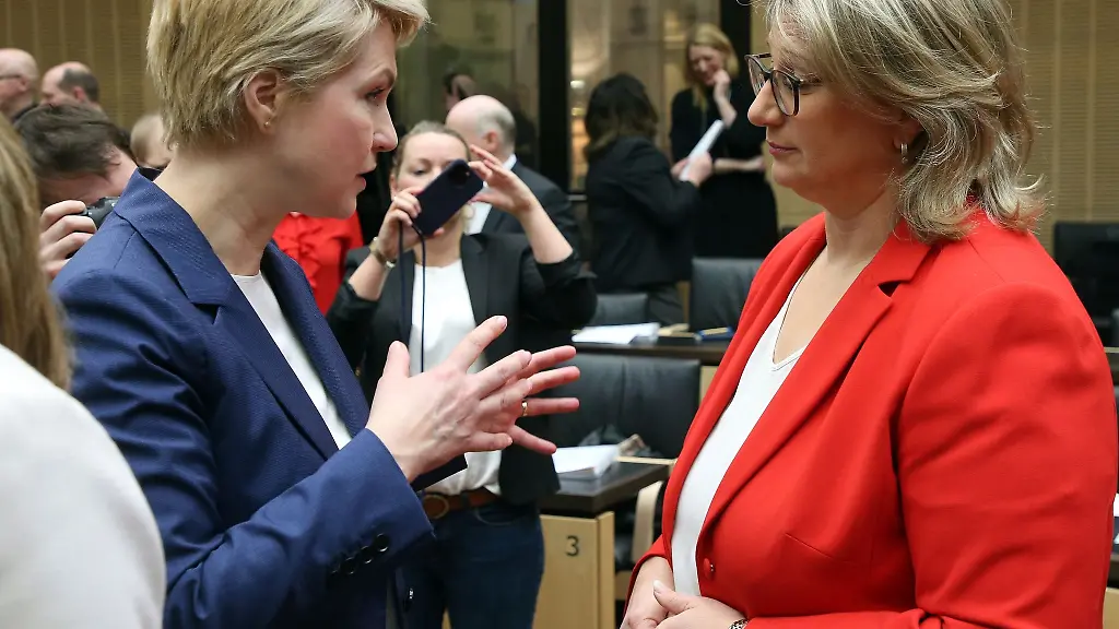 Ministerpraesidentin-in-Mecklenburg-Vorpommern-Manuela-Schwesig-und-Anke-Rehlinger-Ministerpraesidentin-im-Saarland-unterhalten-sich