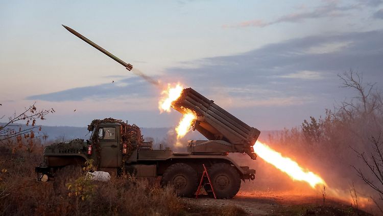 Ein ukrainischer Mehrfachraketenwerfer im Einsatz gegen russische Truppen in der Region Donezk.