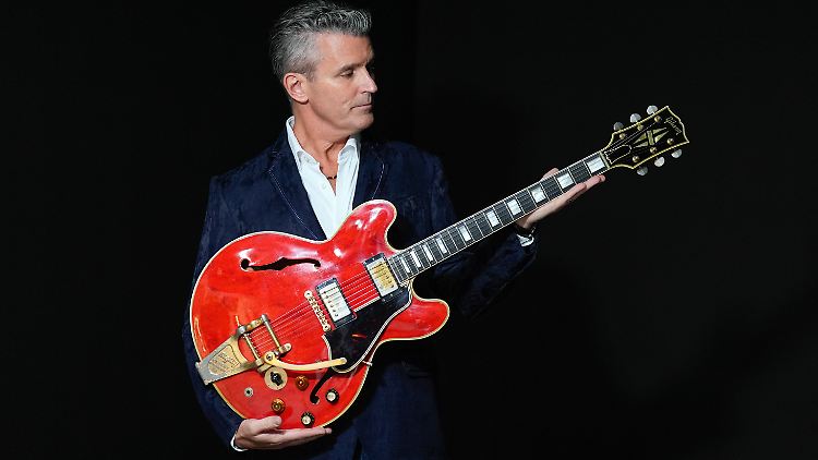 Die Gitarre wurde zusammen mit vielen anderen Erinnerungsstücken rund um Oasis versteigert.