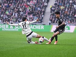 Verspätung beim Gladbach-Spiel: Gesundheitsgefährdende Grätsche bringt FC Bayern auf Siegerstraße