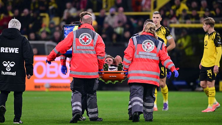 Kölns Timo Hübers verletzte sich in den letzten Minuten schwer am Knie.