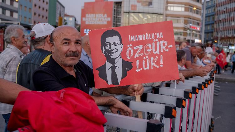 Der inhaftierte Erdogan-Gegner und frühere Istanbuler Bürgermeister Imamoglu wird nun auch der Spionage beschuldigt.