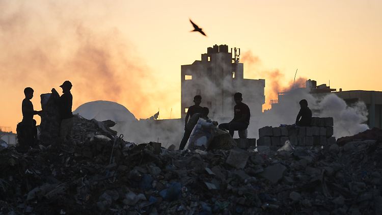 Palästinenser suchen auf einer Mülldeponie in Gaza-Stadt nach Brennholz und Plastik.
