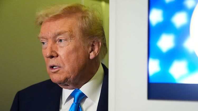 US-Präsident Trump legte zunächst die laufenden Zollgespräche auf Eis, nun folgt der Zollaufschlag.