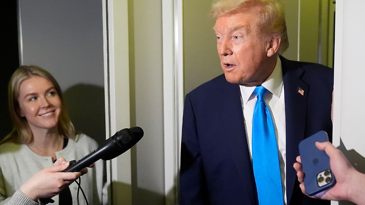Trump mit seiner Sprecherin Leavitt an Bord der Air Force One.