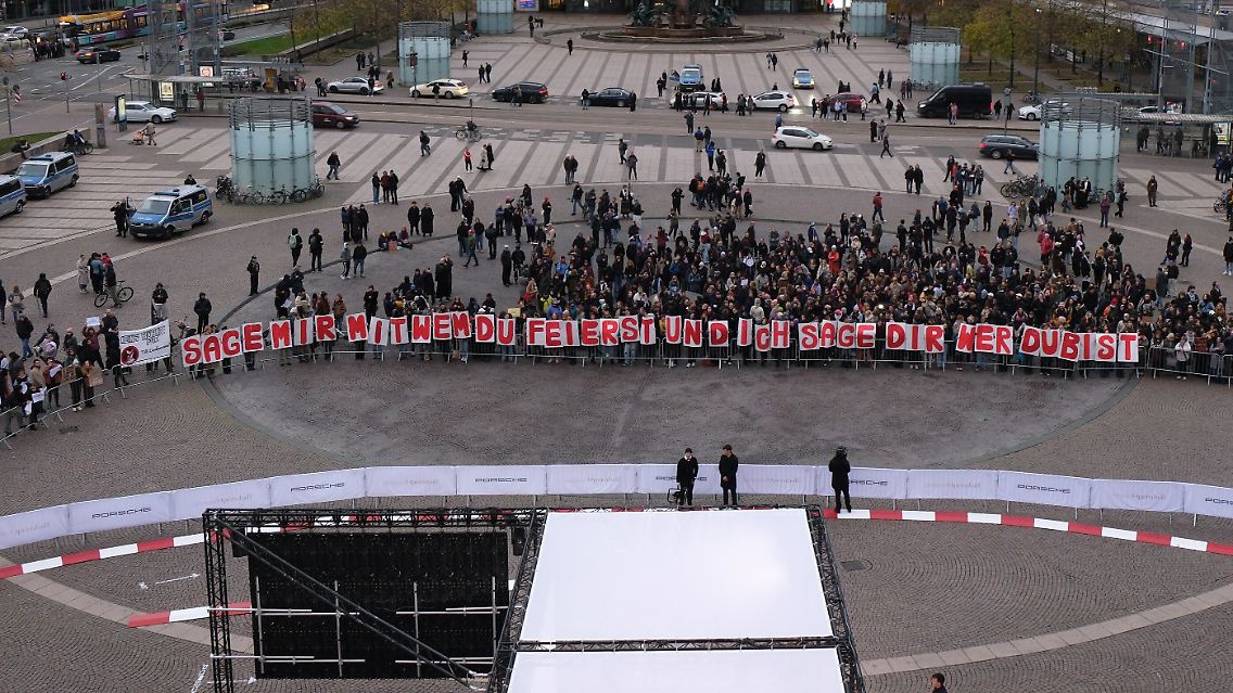 Die Demonstranten sehen die Einladung Lindemanns als "fatales Signal".