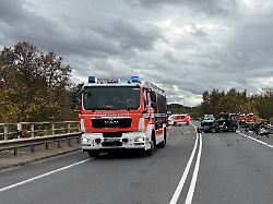 Flüchtete Fahrer vor Kontrolle?: Polizei rätselt nach Frontalcrash mit drei Toten
