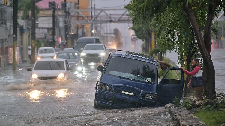 Mehrere Straßen wurden durch heftige Regenfälle überschwemmt.