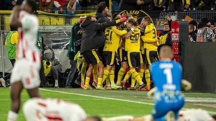 Dortmund trifft und alle hauen Maxi Beier auf den Kopf. Nur Kölns Torhüter Schwäbe nicht. Der geht auf die Knie.