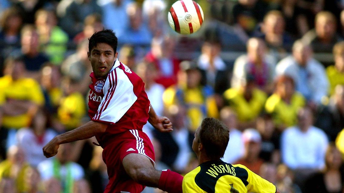 Der "Hubschrauber" steigt hoch. BVB-Kapitän Christian Wörns ist beeindruckt. Eine Szene aus dem September 2004.