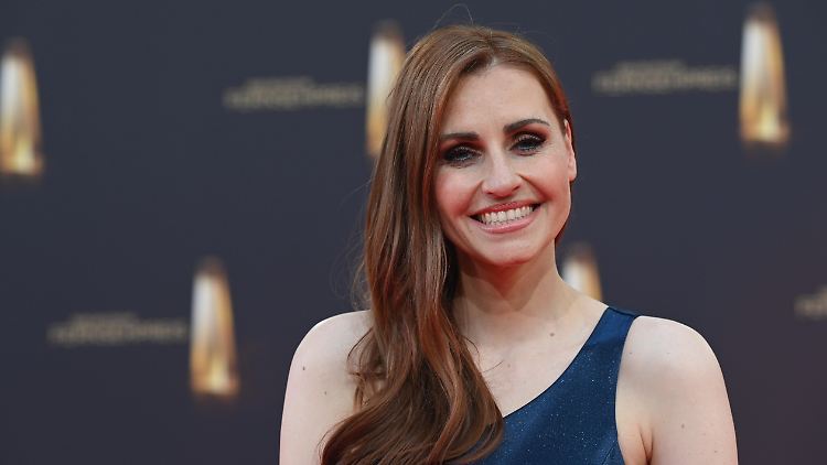 Bella Lesnik ist auch selbst immer wieder Gast auf dem Roten Teppich - wie bei der Verleihung des Deutschen Fernsehpreises.