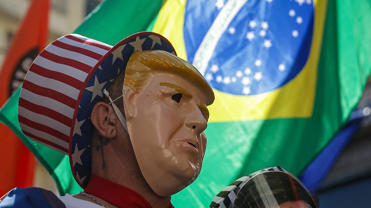 In Brasilien demonstrieren Menschen gegen Trumps Zollpolitik.