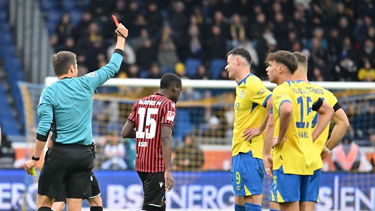 Red card for Erencan Yardimci after a chokehold