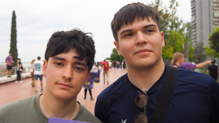 Ariel Álvarez und Franco Simonetti unterstützten Javier Milei beim dessen Wahlkampfabschluss in Rosario.