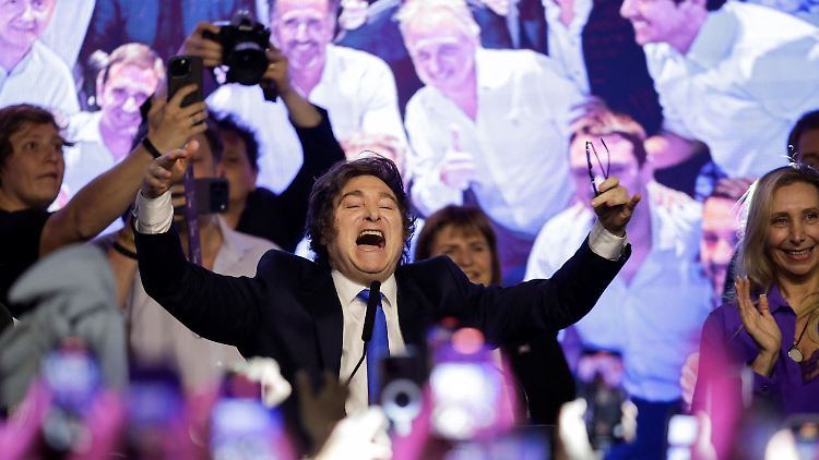 Stimmungstest bestanden: Milei feiert in Buenos Aires seinen Wahlsieg.