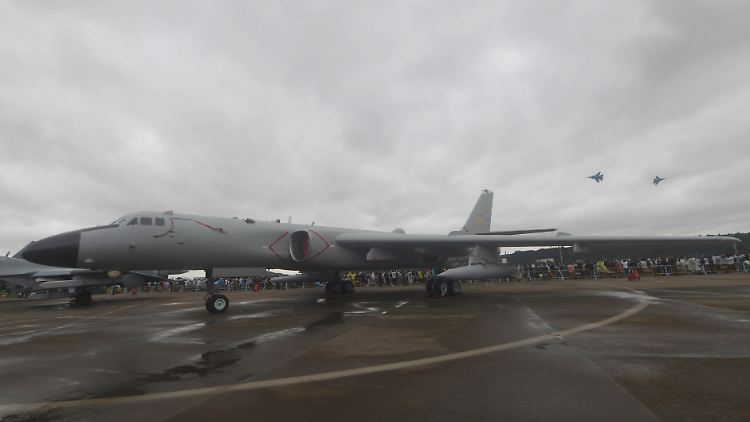 Mehrere H-6K-Bomber sollen im Einsatz gewesen sein.