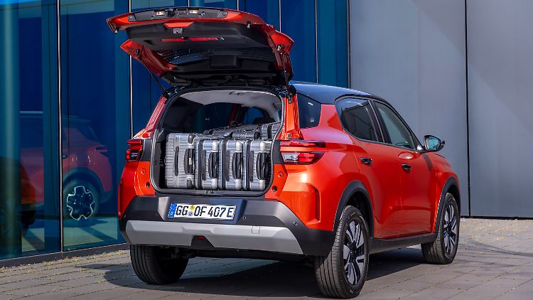 Es passen viele Koffer in das Gepäckabteil des Opel Frontera.