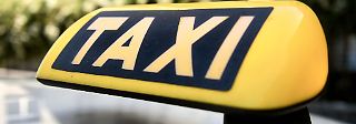 Der Taxifahrer beschuldigt den Kunden, ihm Bargeld geraubt zu haben. (Symbolbild)