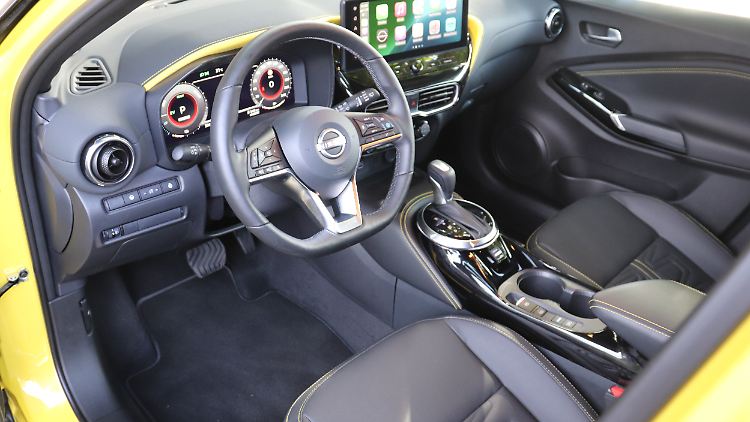 Im Juke fällt der Bildschirm relativ klein aus. Allgemein ist das Cockpit beim Nissan recht eng geschnitten - sportlich, wenn man so will.