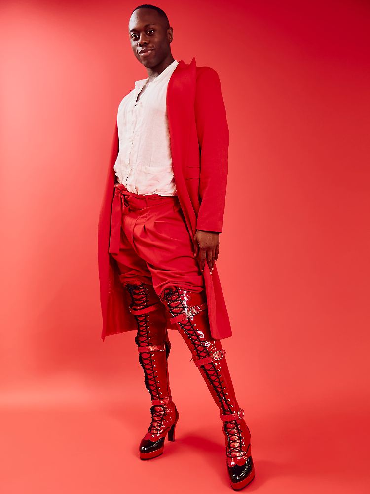Tosh Wanogho-Maud spielt die Rolle von Lola.