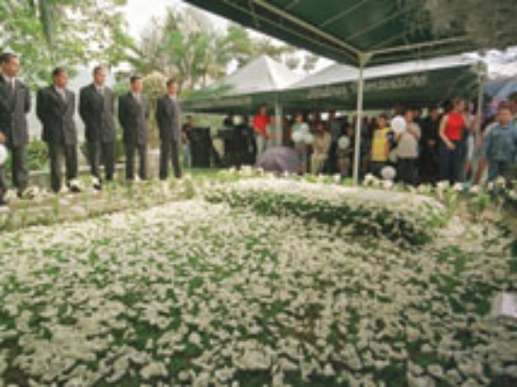 Angehörige gedenken 2003 dem 10. Todestag Escobars an seinem Grab in Medellin.