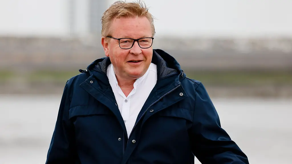 Hans-Juergen-Luetje-Buergermeister-von-Buesum-schaut-in-die-Kamera
