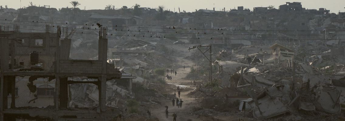 Leben in Ruinen und weiterhin in Gefahr: Trotz Waffenruhe kommt es im Gazastreifen immer wieder zu Angriffen und verletzten Zivilisten.