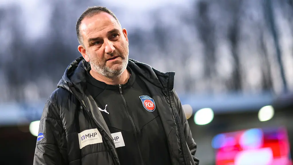 Heidenheims-Trainer-Frank-Schmidt-steht-vor-dem-Spiel-im-Stadion