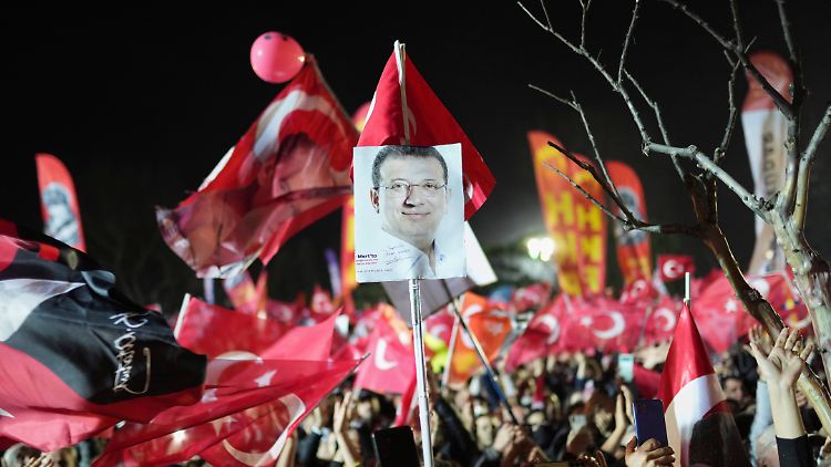 Demonstranten halten Bilder des festgenommenen Istanbuler Bürgermeisters Imamoglu hoch während eines Protests gegen die Regierung.