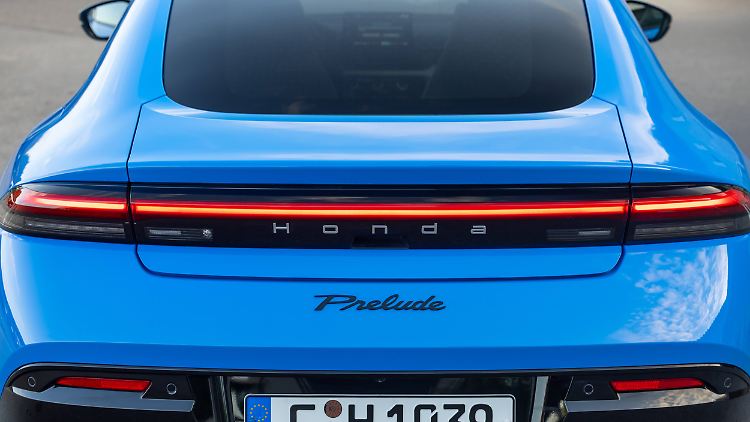 Das Leuchtenband erinnert ein wenig an Porsche.