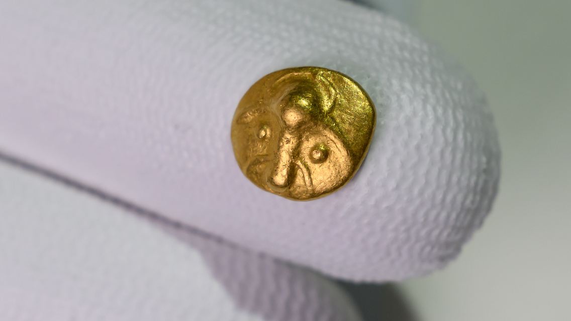 Klein, aber oho: Die Keltenmünze ist nicht einmal annähernd so groß wie eine Fingerkuppe.