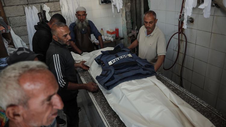 Menschen trauern um Ahmed Abu Mutair, der am 20. Oktober infolge eines israelischen Angriffs ums Leben kam.